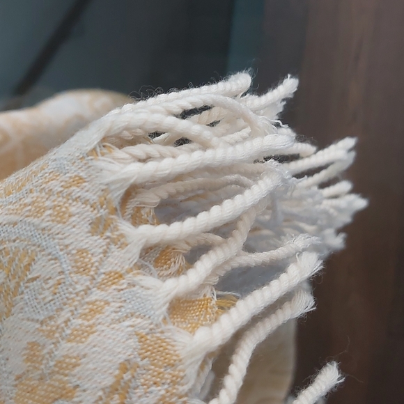 Stunning 100% wool Shawl - Picture 7 of 7